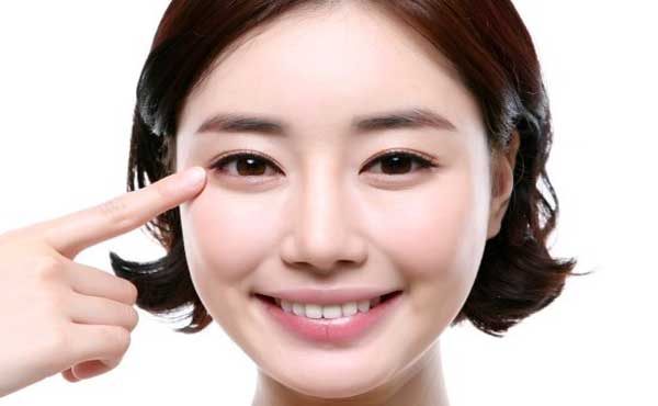 Bọng mắt khi cười là sự ưu ái của ông trời